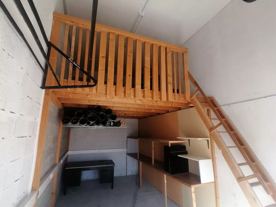 Dépôt avec mezzanine à louer 