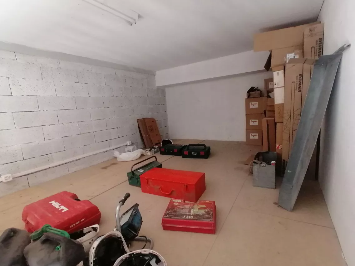 Dépôt avec mezzanine à louer 