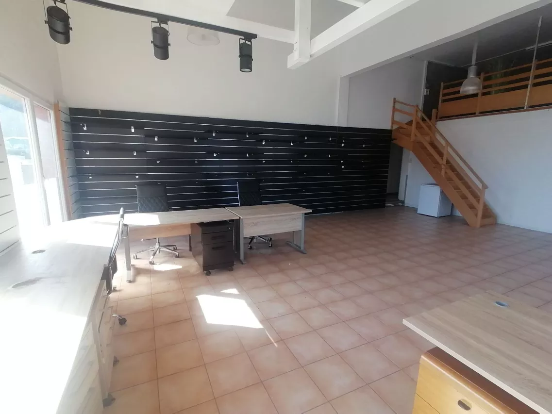 Local commercial avec mezzanine à louer 