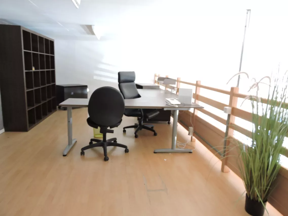 Local commercial avec mezzanine à louer 