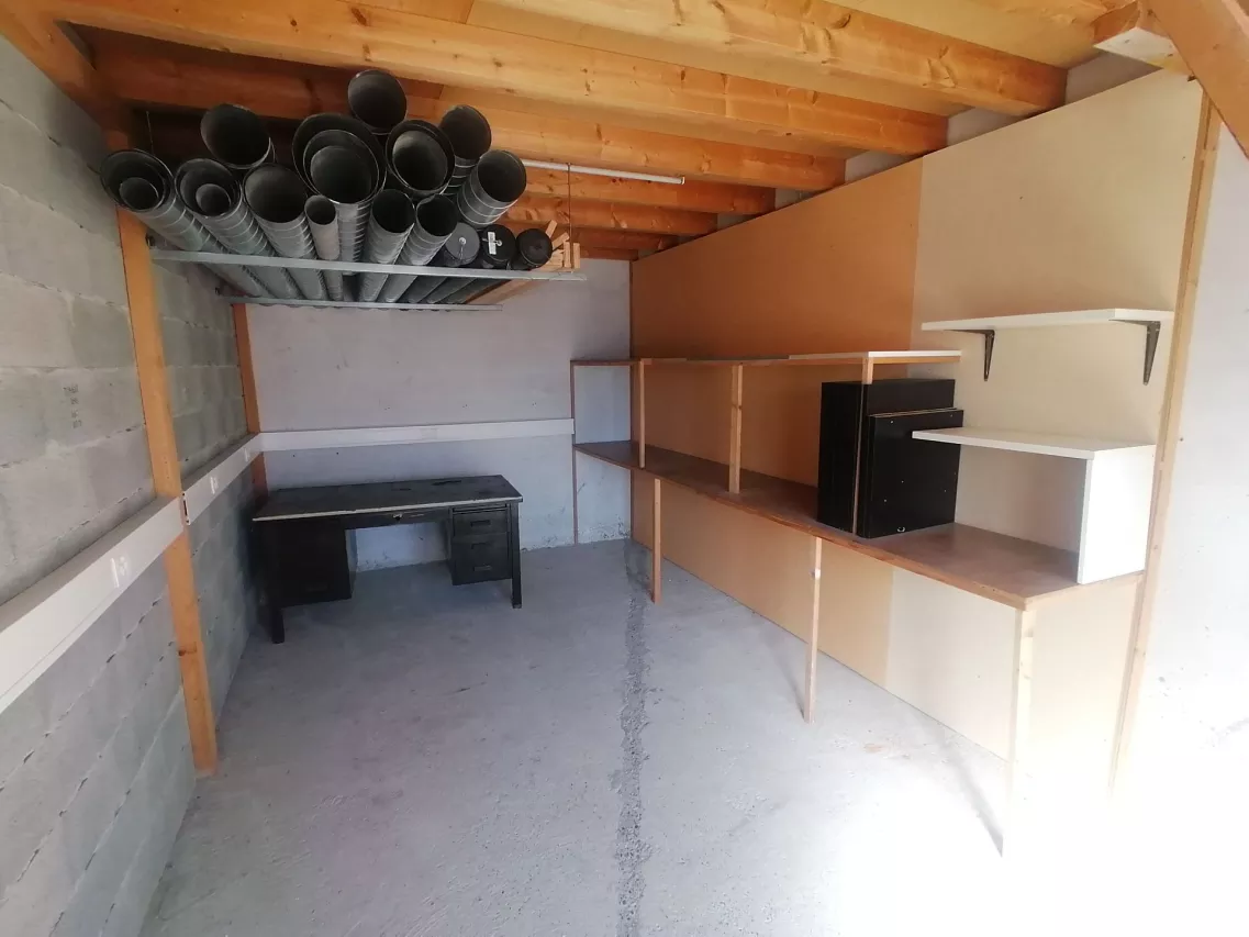 Dépôt avec mezzanine à louer 