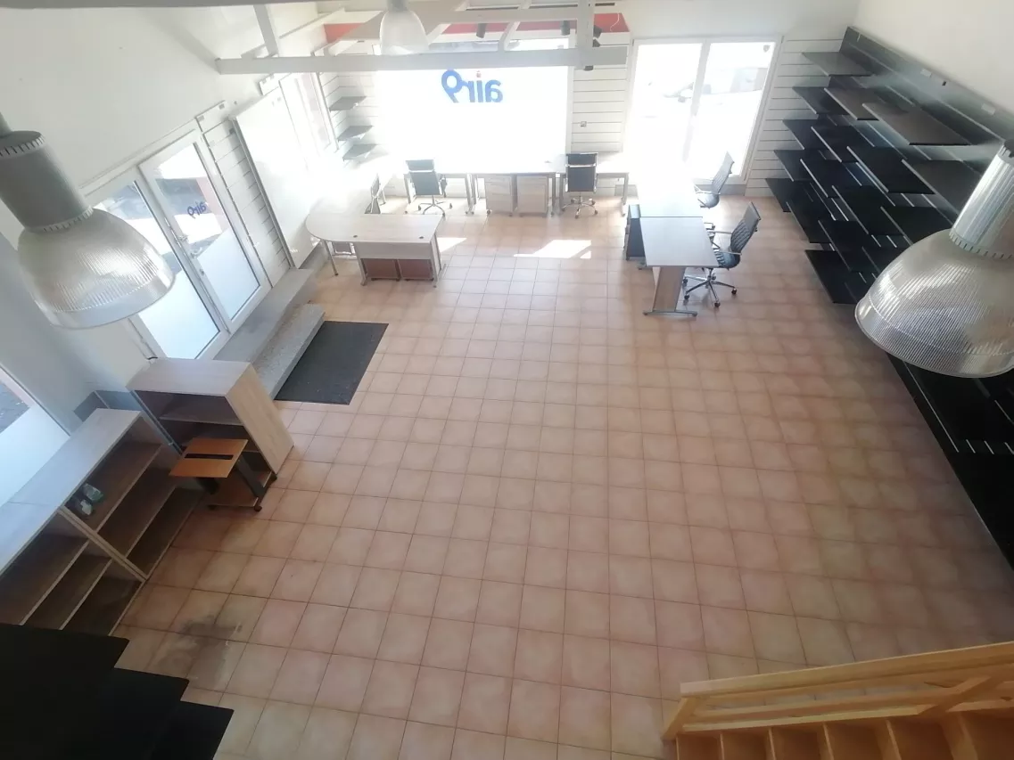Local commercial avec mezzanine à louer 