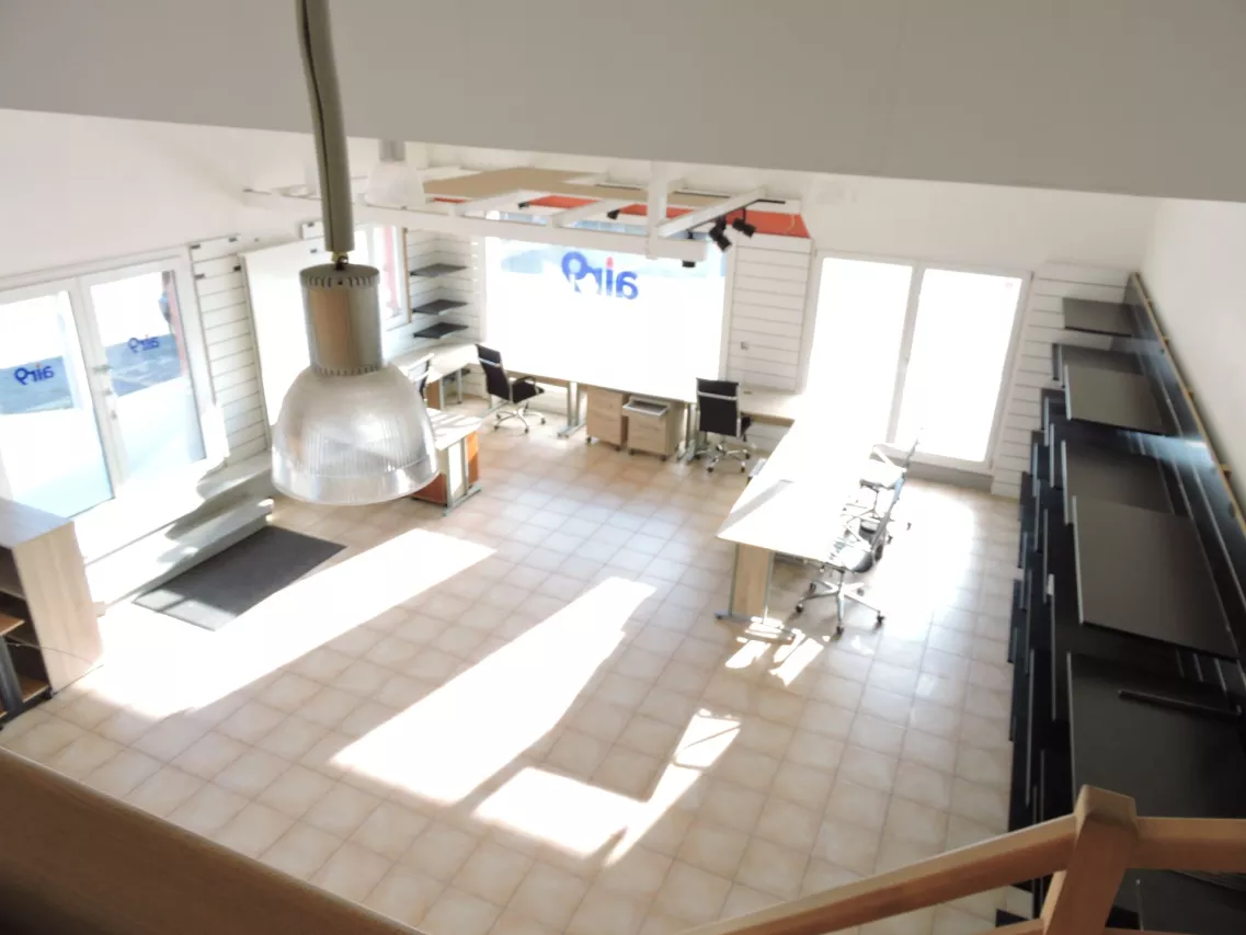 Local commercial avec mezzanine à louer 
