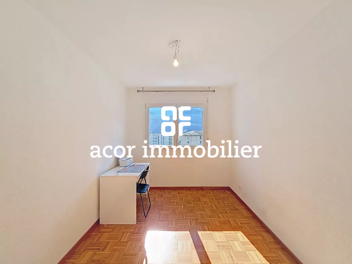 Appartement de 4½ p. au dernier étage proche du centre-ville