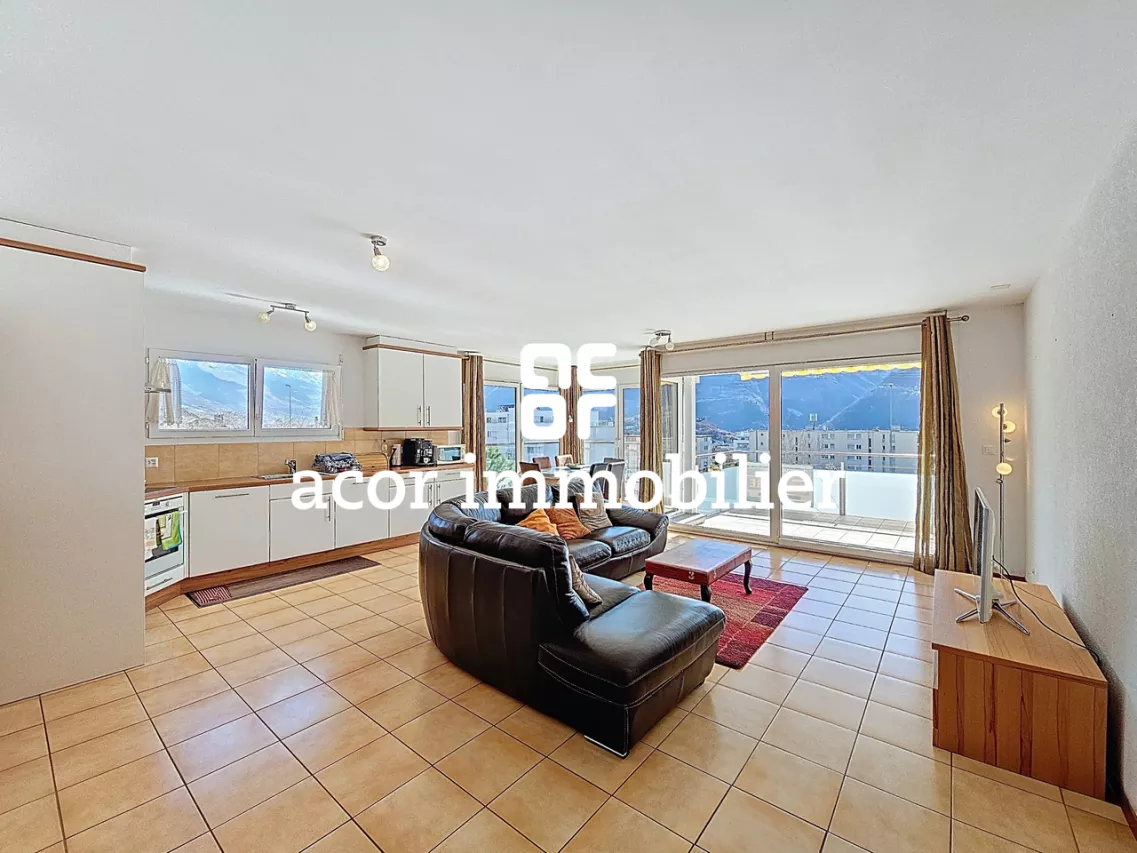 Appartement de 4½ p. au dernier étage proche du centre-ville
