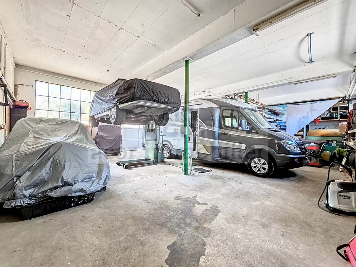 Propriété unique avec maison et atelier mécanique