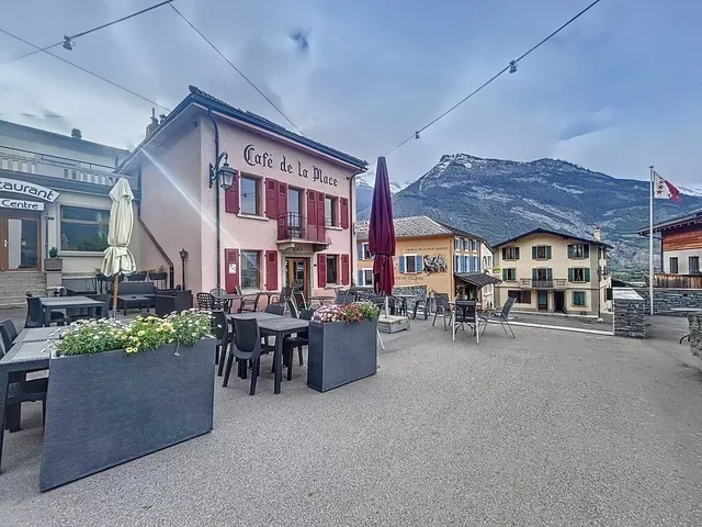Découvrez cet immeuble mixte au coeur du charmant village de Saxon !