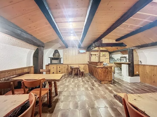 Découvrez cet immeuble mixte au coeur du charmant village de Saxon !