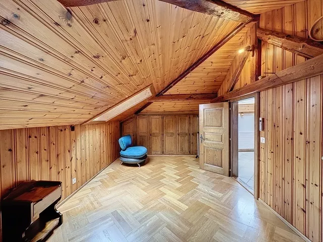 Découvrez cet immeuble mixte au coeur du charmant village de Saxon !
