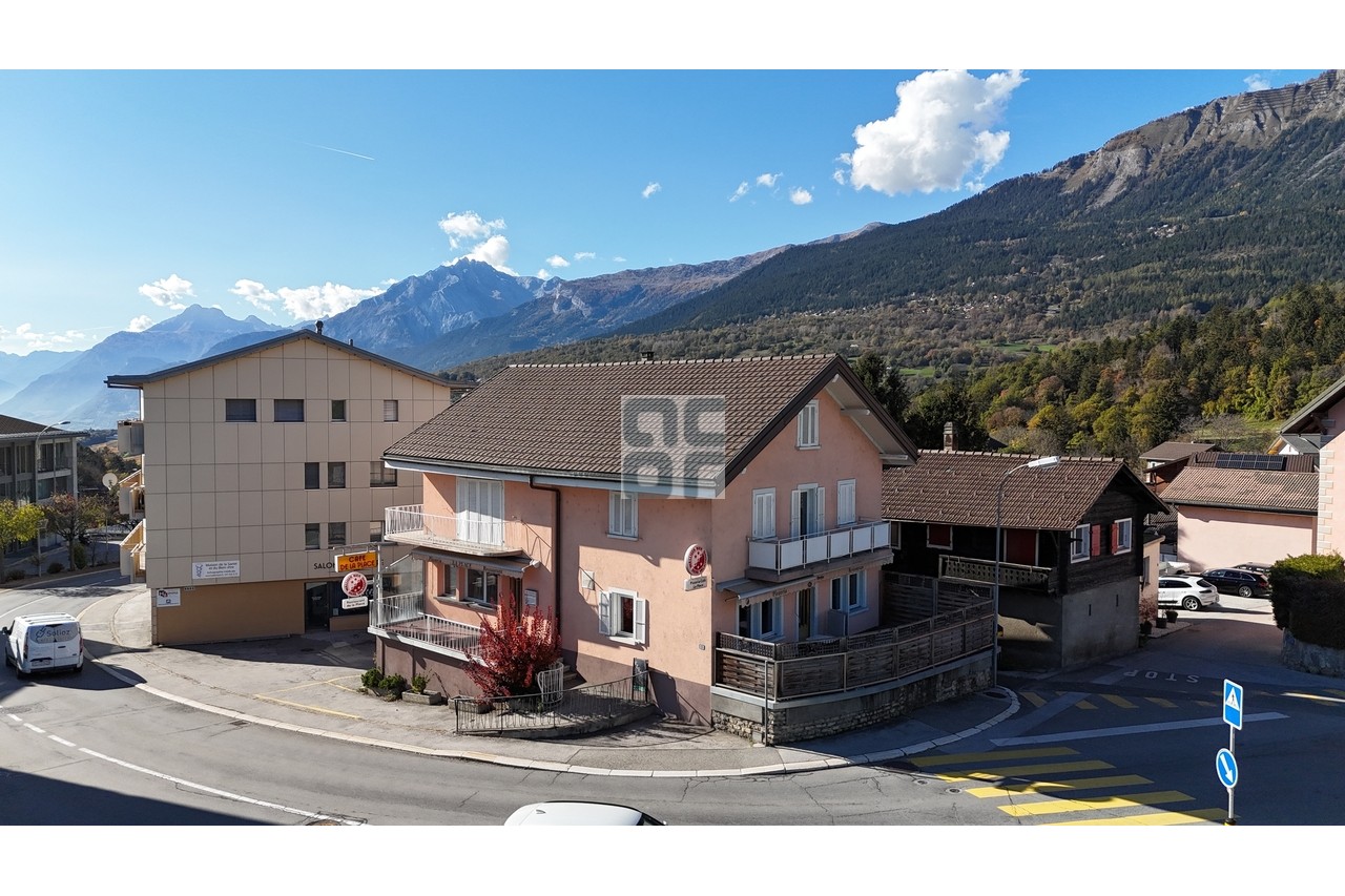 Immeuble mixte avec café/restaurant et bâtiment annexe.