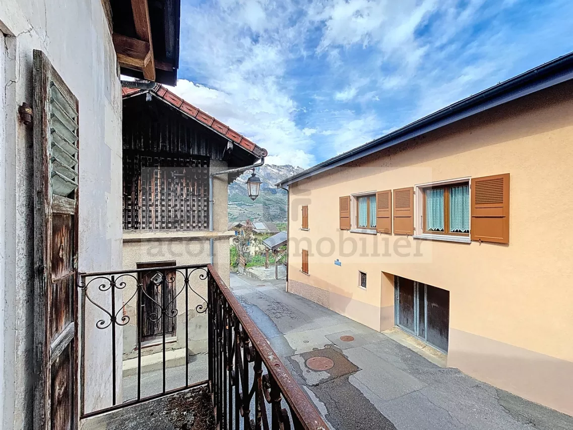 Saxon - Maison villageoise 2½ avec grange et fort potentiel