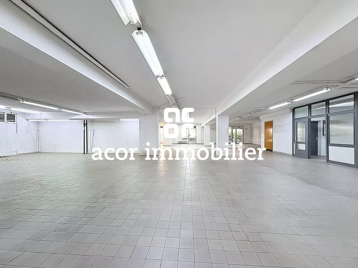 Spacieux local commercial polyvalent au Nord de Sion!