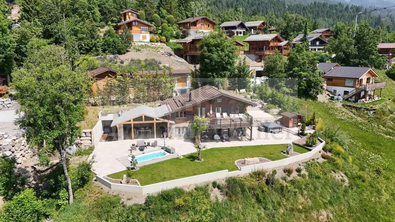 Propriété d'exception - Chalet avec parcelle attenante &amp; potentiel!