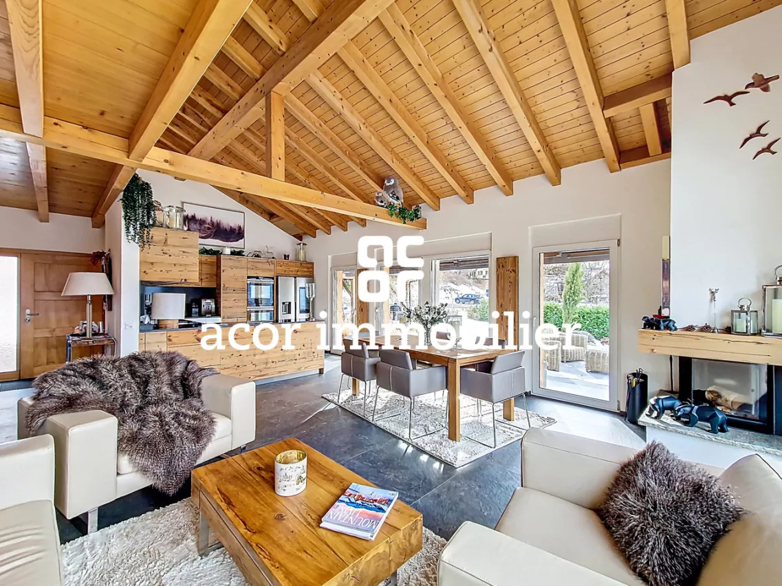 Chalet de charme rénové avec vue exceptionnelle à Dailley!