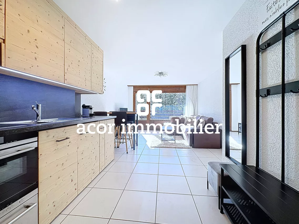 Superbe 2.5 pièces traversant rénové à deux pas du centre de Crans