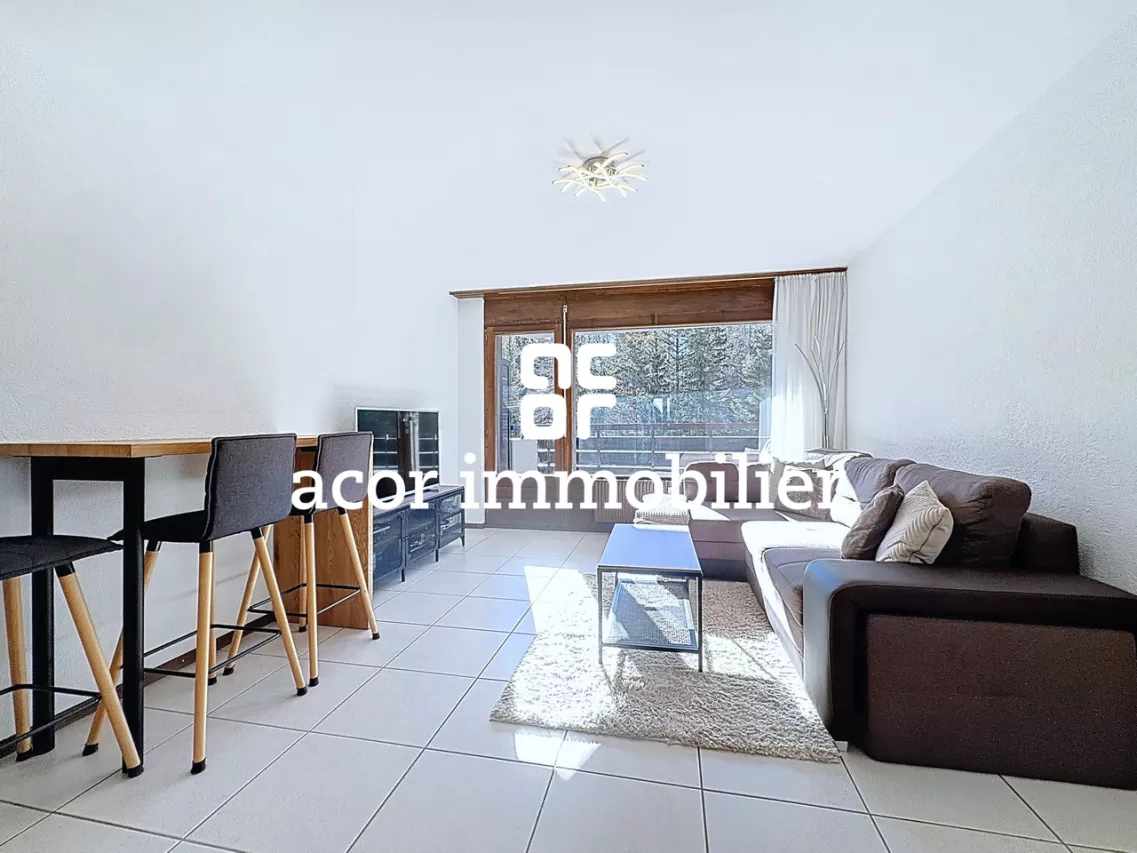 Superbe 2.5 pièces traversant rénové à deux pas du centre de Crans