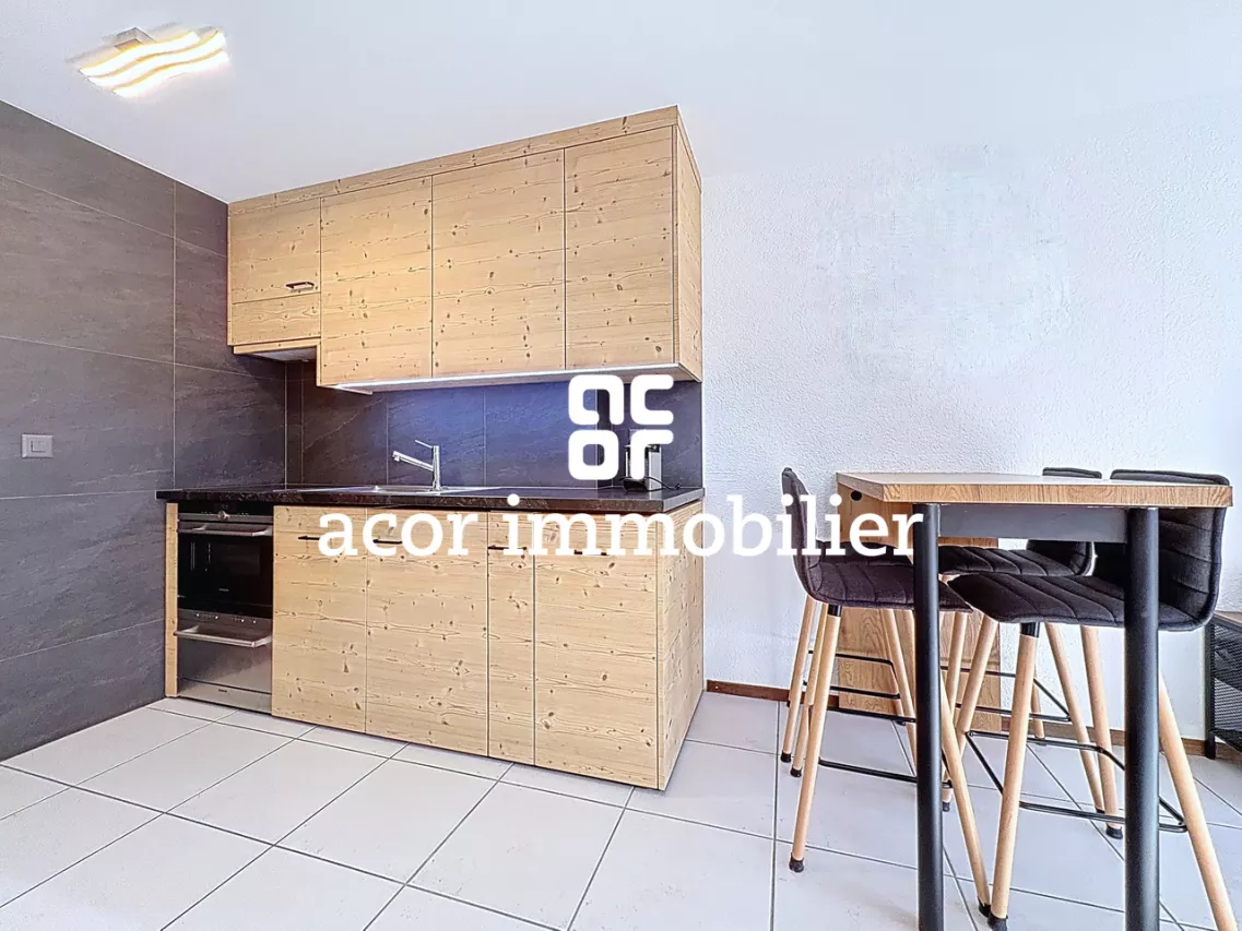 Superbe 2.5 pièces traversant rénové à deux pas du centre de Crans