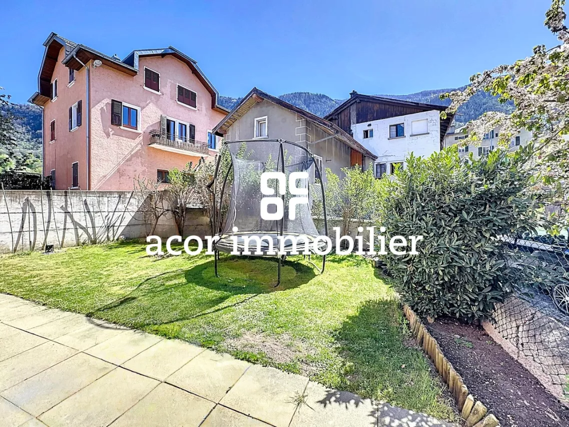 Chalais - Immeuble individuel de trois lots indépendants