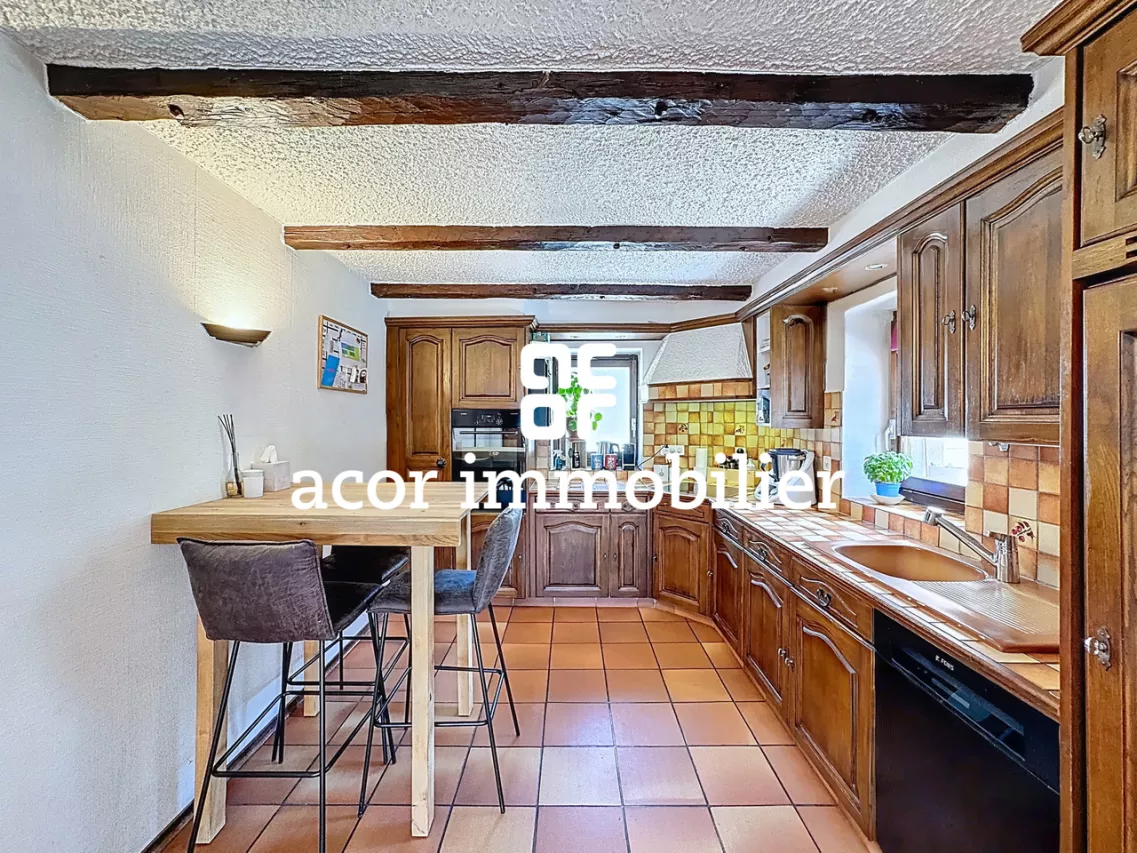 Chalais - Grande maison villageoise de 3 appartements