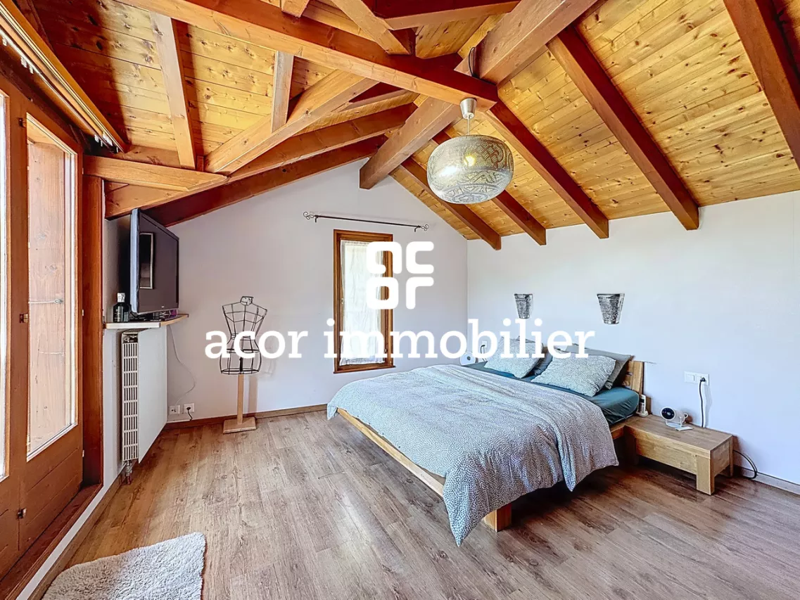 Chalais - Grande maison villageoise de 3 appartements