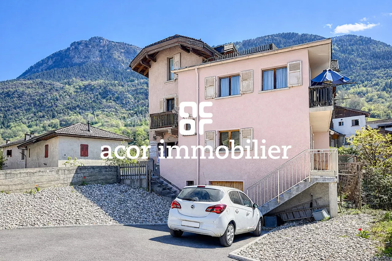 Chalais - Grande maison villageoise de 3 appartements