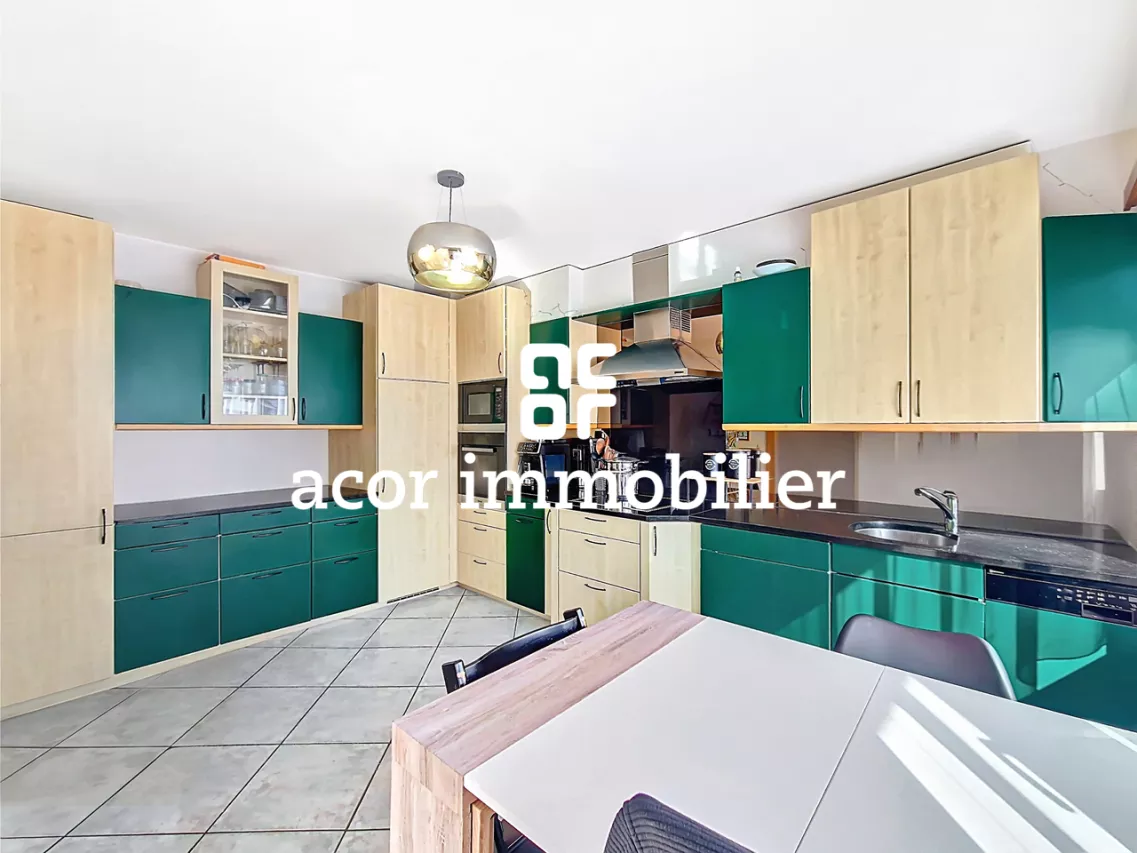 Lumineux 4.5 pièces dans un petit immeuble à Noës!