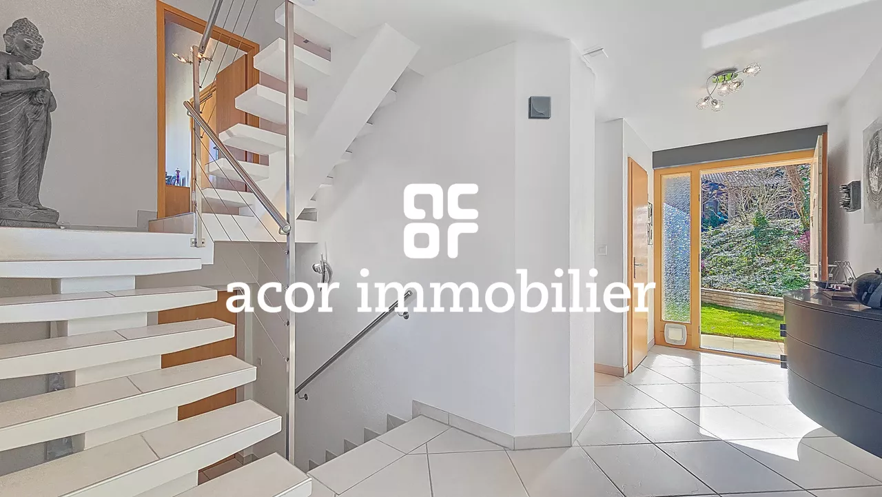 Villa aux volumes spectaculaires face aux Alpes