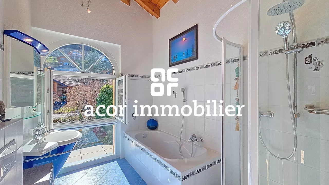 Villa aux volumes spectaculaires face aux Alpes