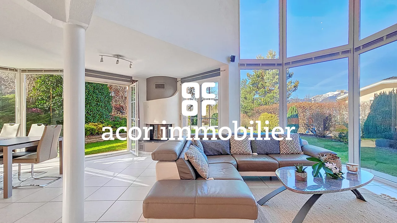 Villa aux volumes spectaculaires face aux Alpes