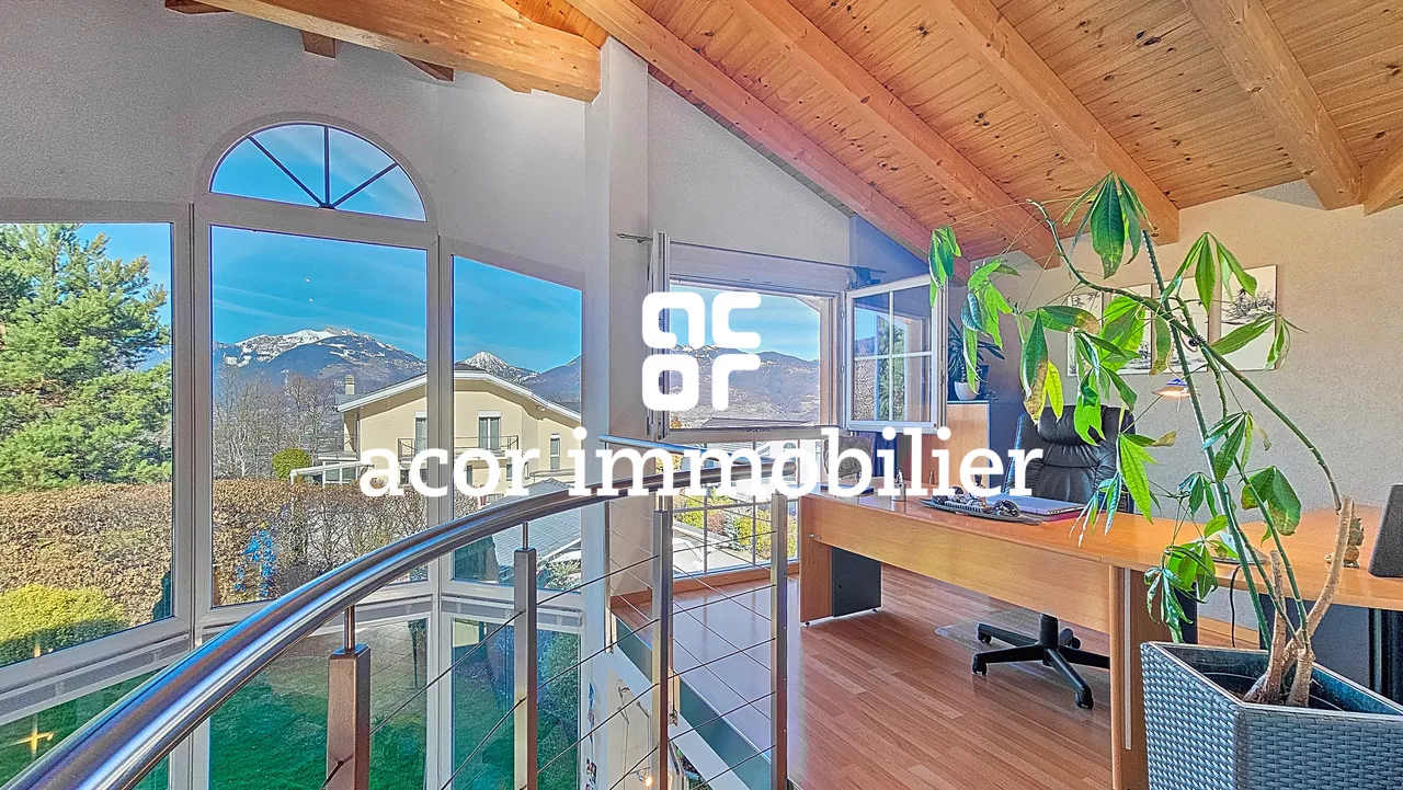 Villa aux volumes spectaculaires face aux Alpes