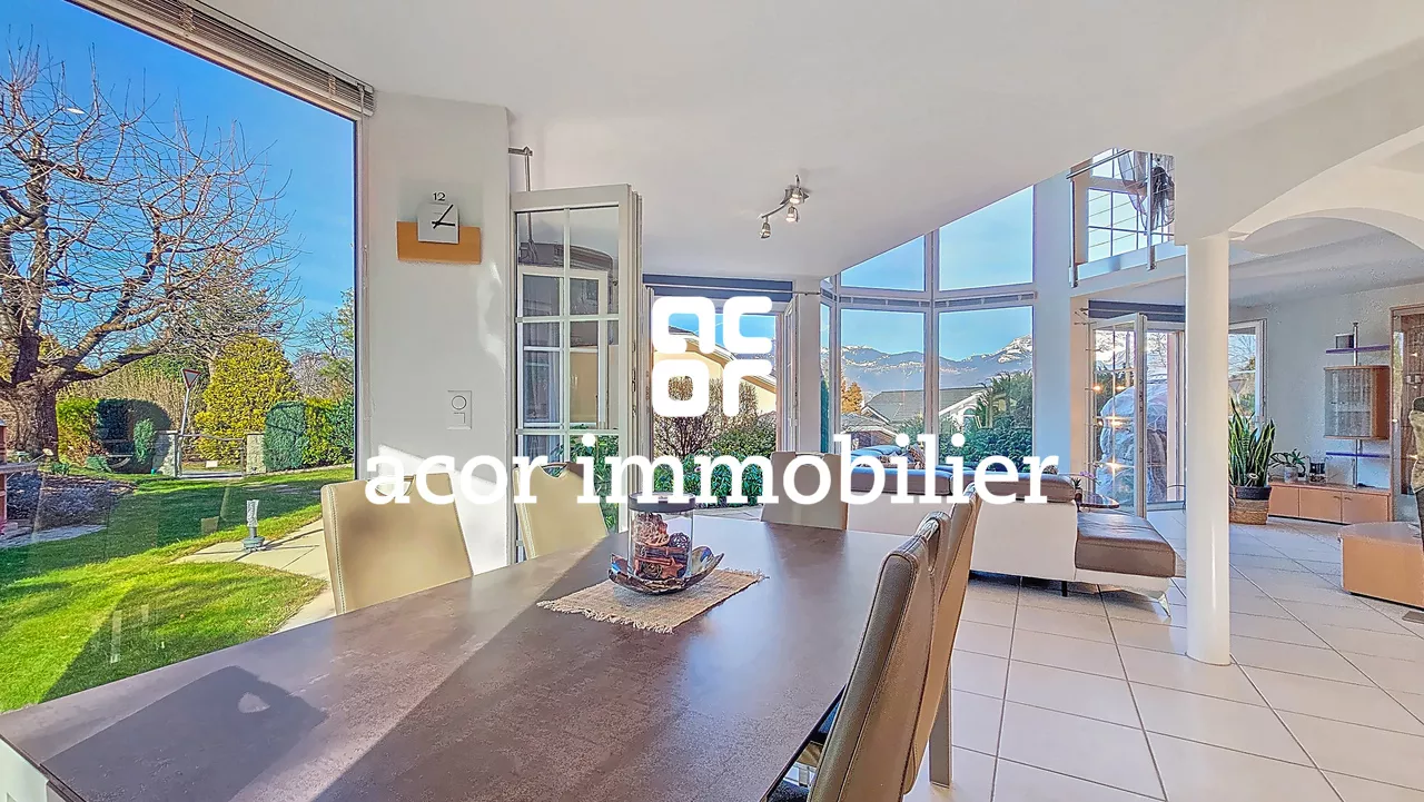 Villa aux volumes spectaculaires face aux Alpes