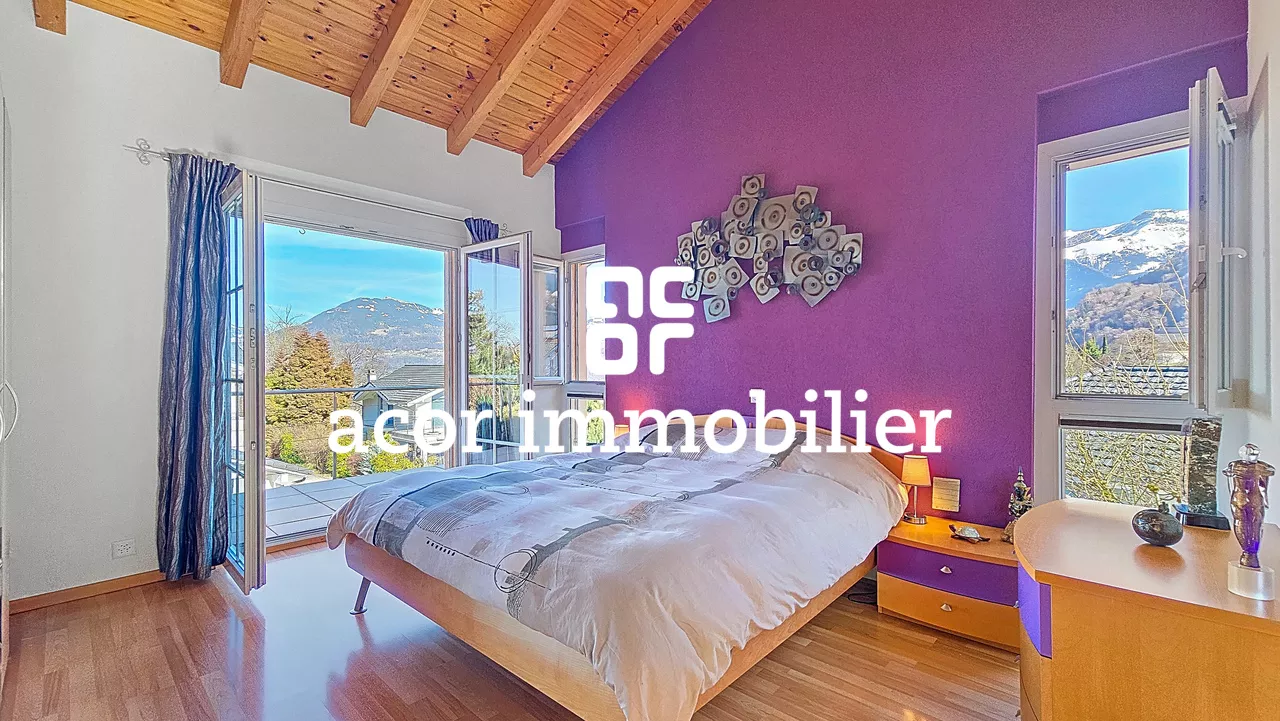 Villa aux volumes spectaculaires face aux Alpes