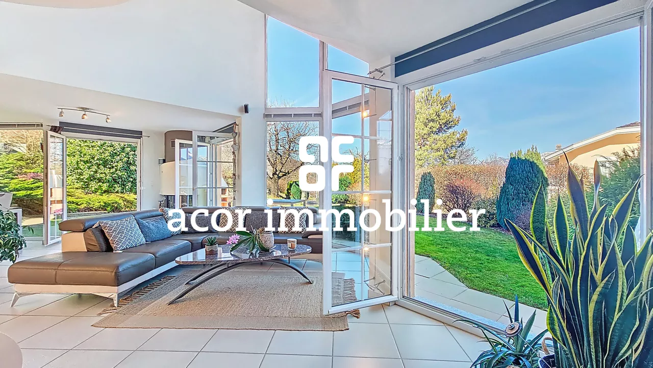 Villa aux volumes spectaculaires face aux Alpes