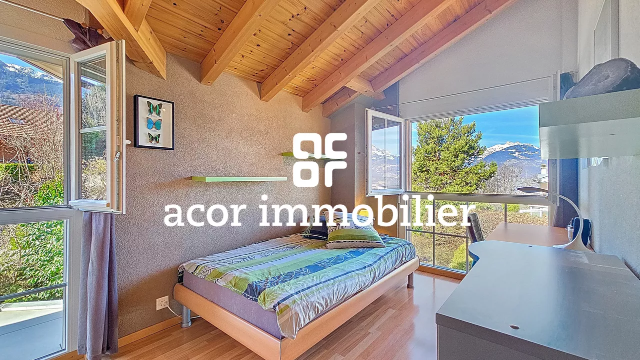 Villa aux volumes spectaculaires face aux Alpes