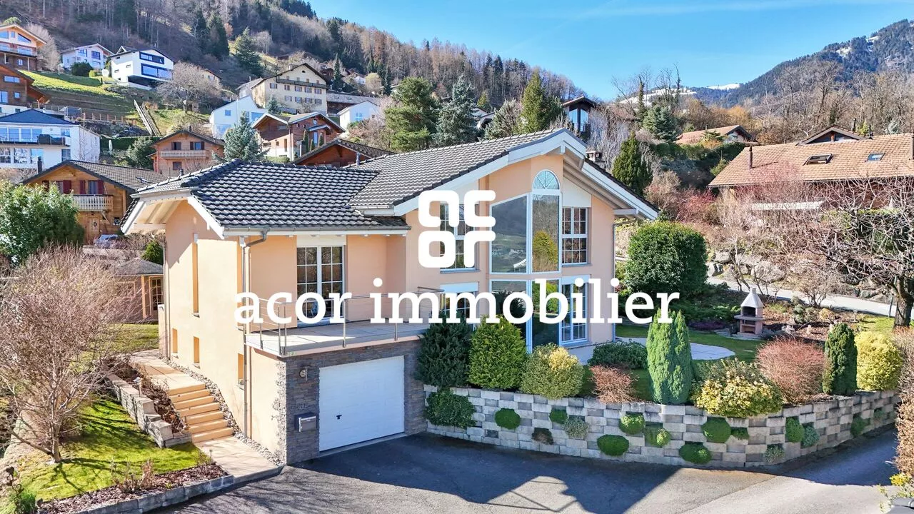 Villa aux volumes spectaculaires face aux Alpes