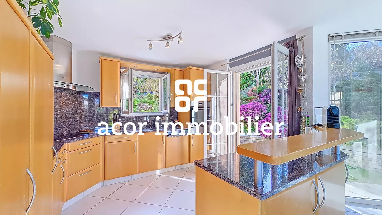 Villa aux volumes spectaculaires face aux Alpes