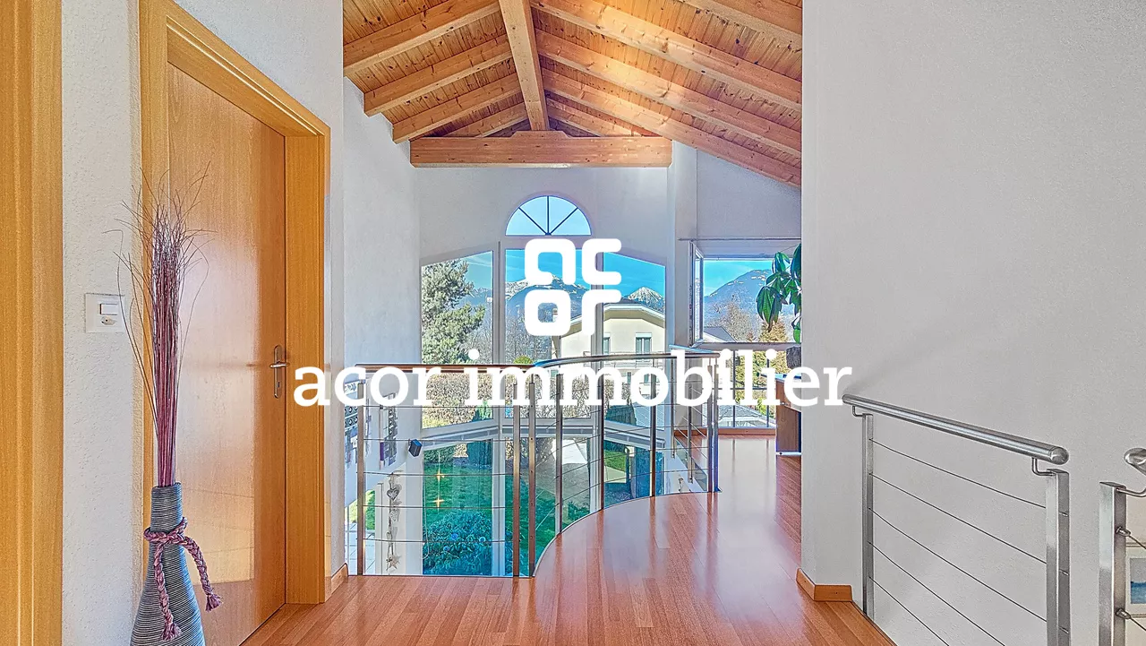 Villa aux volumes spectaculaires face aux Alpes