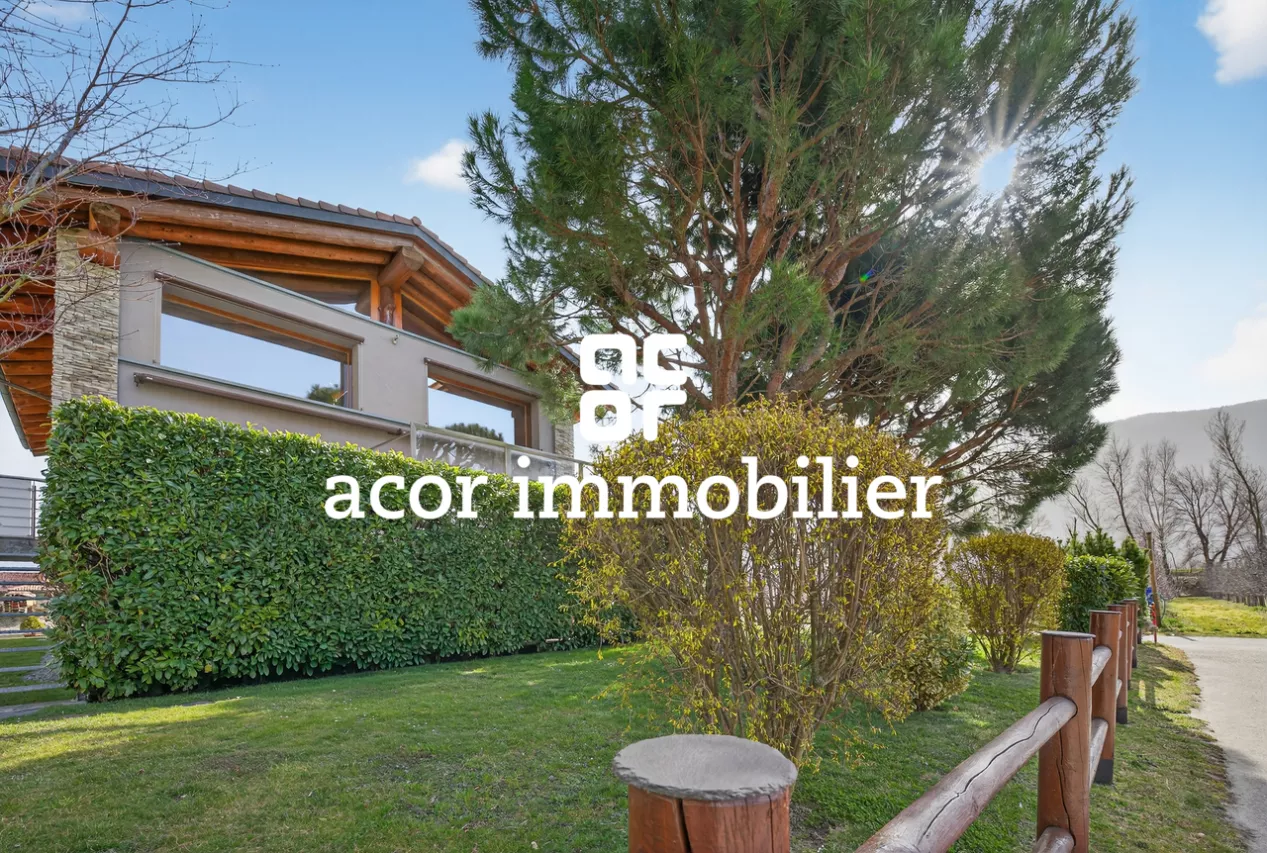 Villa en rondins de bois au style chalet canadien