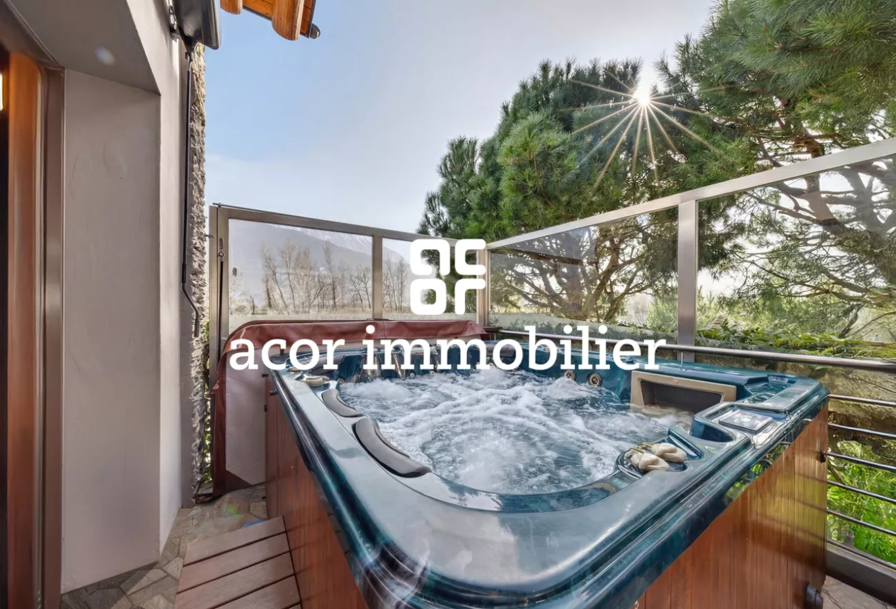 Villa en rondins de bois au style chalet canadien