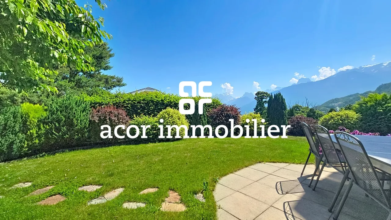 Villa aux volumes spectaculaires face aux Alpes