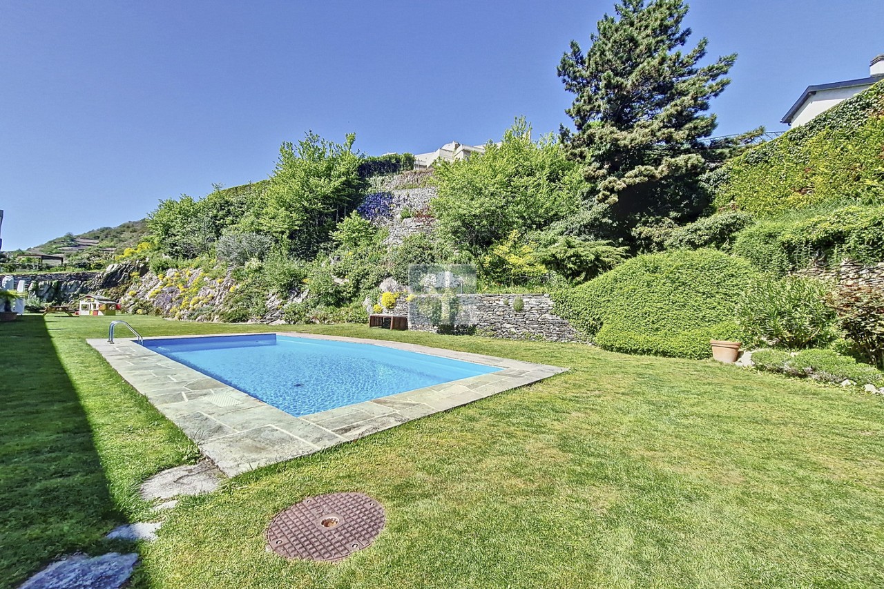 Magnifique Duplex à Gravelone avec piscine et vue sur les châteaux!