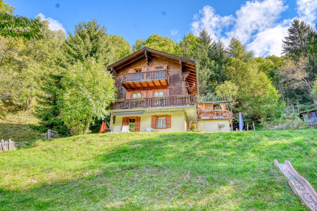 EXCLUSIF magnifique chalet individuel de 6.5 pièces en pleine nature