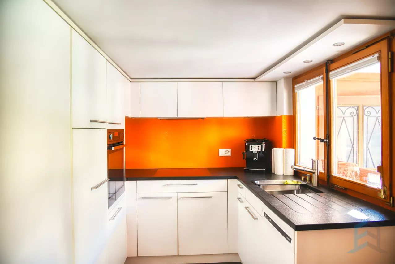 A LOUER Charmant appartement meublé de 3 ½ pièces en rez-de-jardin