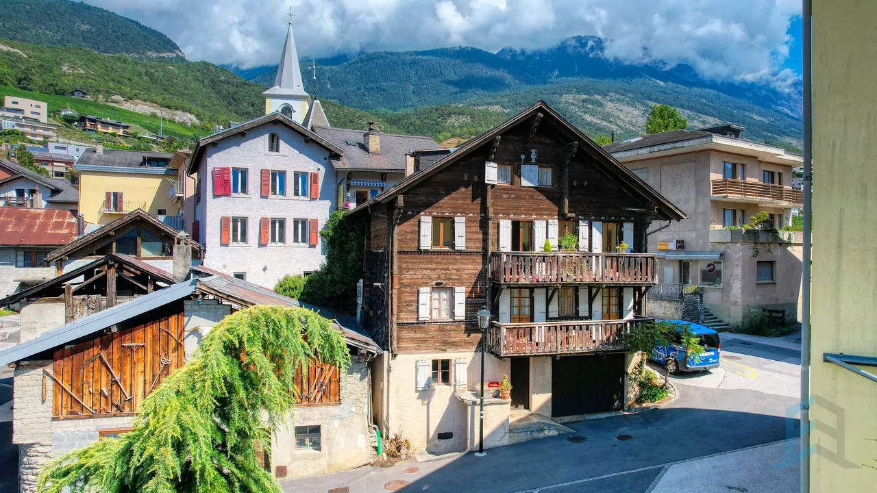 EXCLUSIF Maison villageoise de 2 appartements au centre de Miège