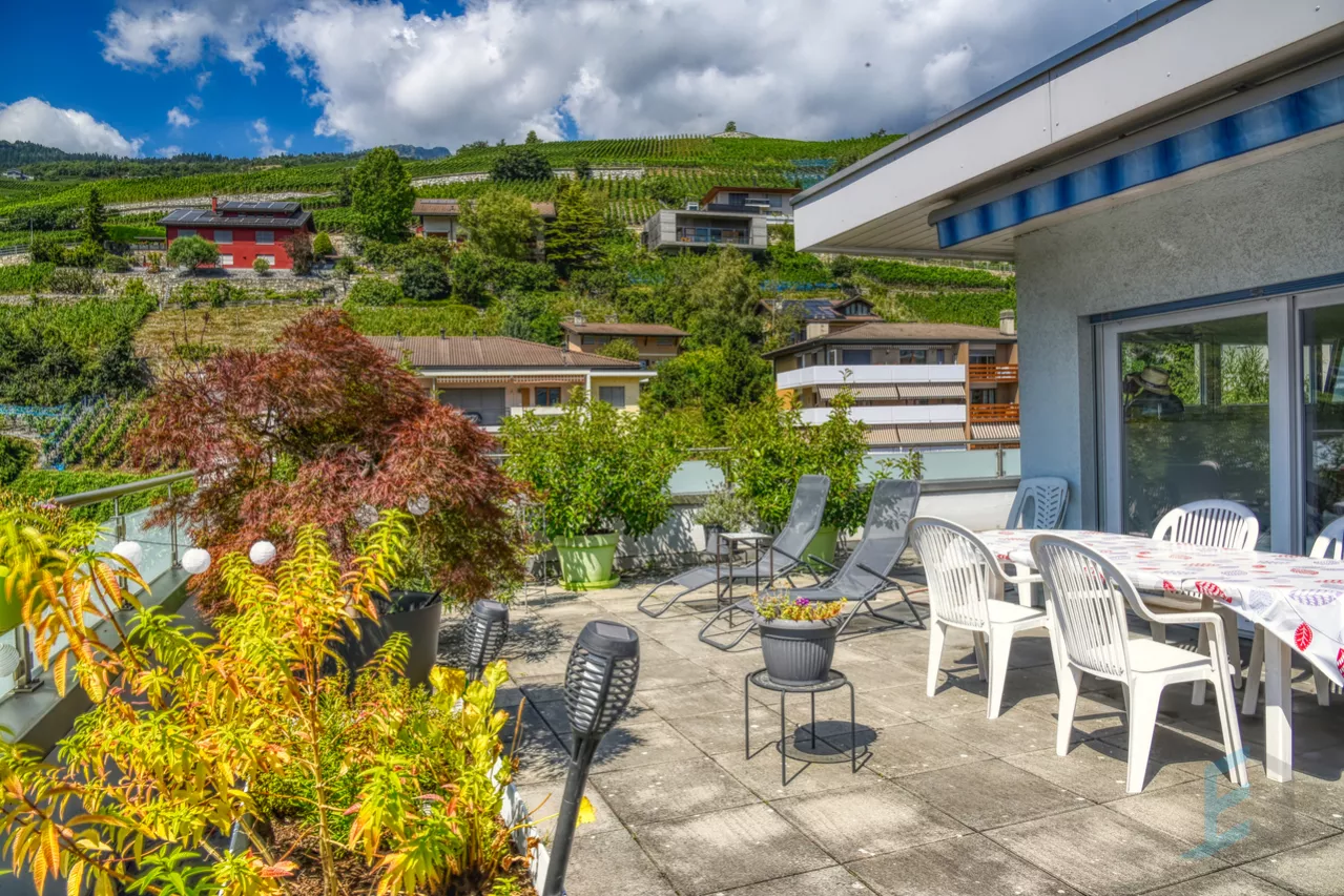 EXCLUSIF Attique de 2 ½ pièces avec spacieuse terrasse panoramique