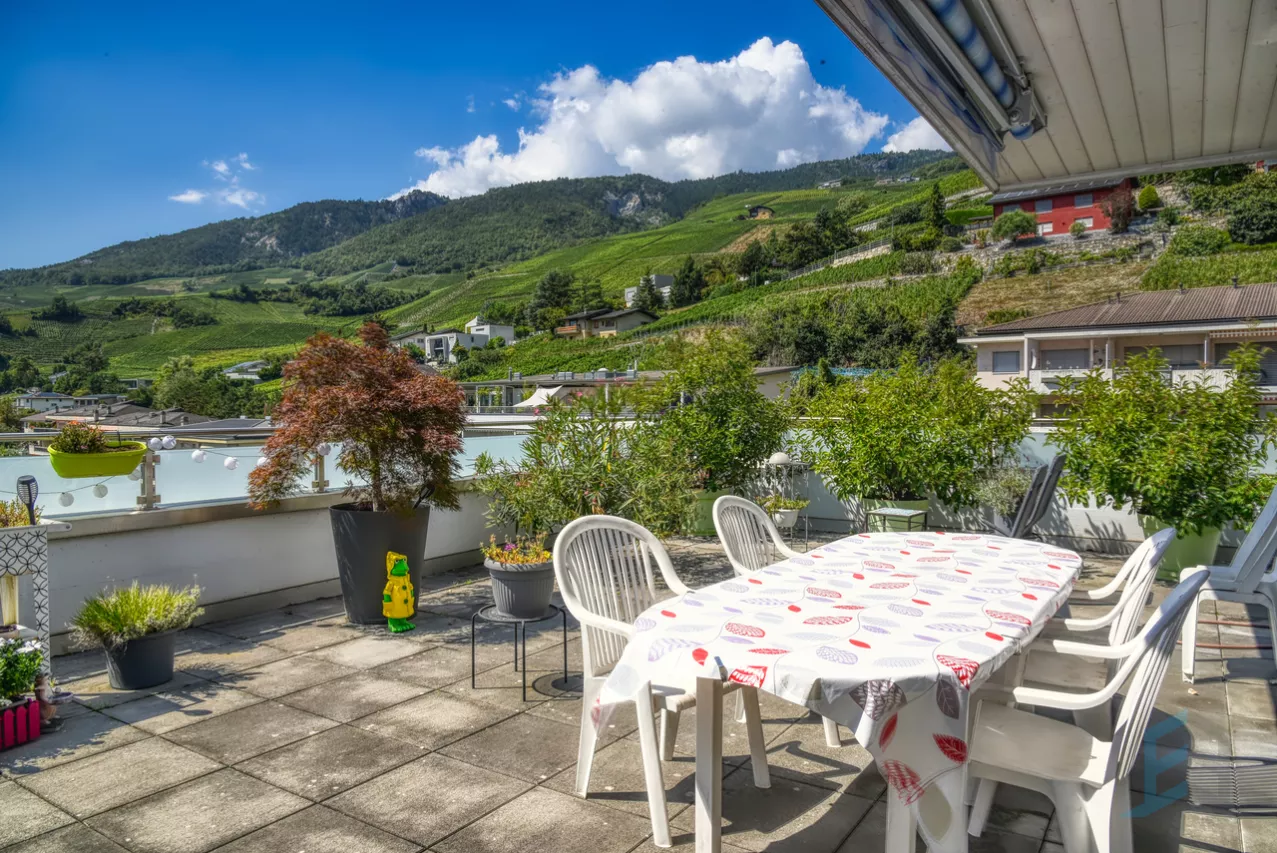EXCLUSIF Attique de 2 ½ pièces avec spacieuse terrasse panoramique