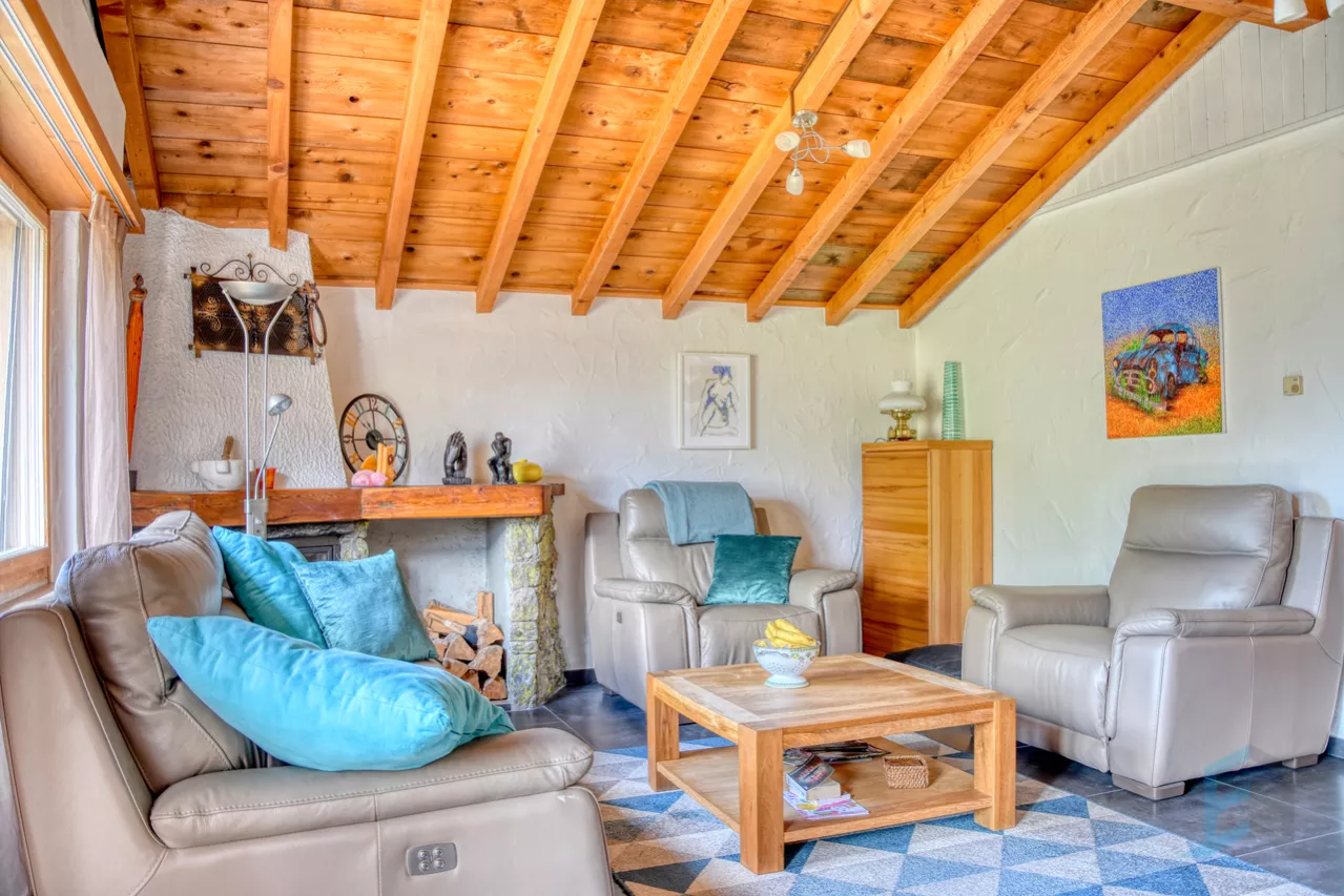 EXCLUSIVITE Bâtiment de 2 appartements de 4 ½ p. au centre du village