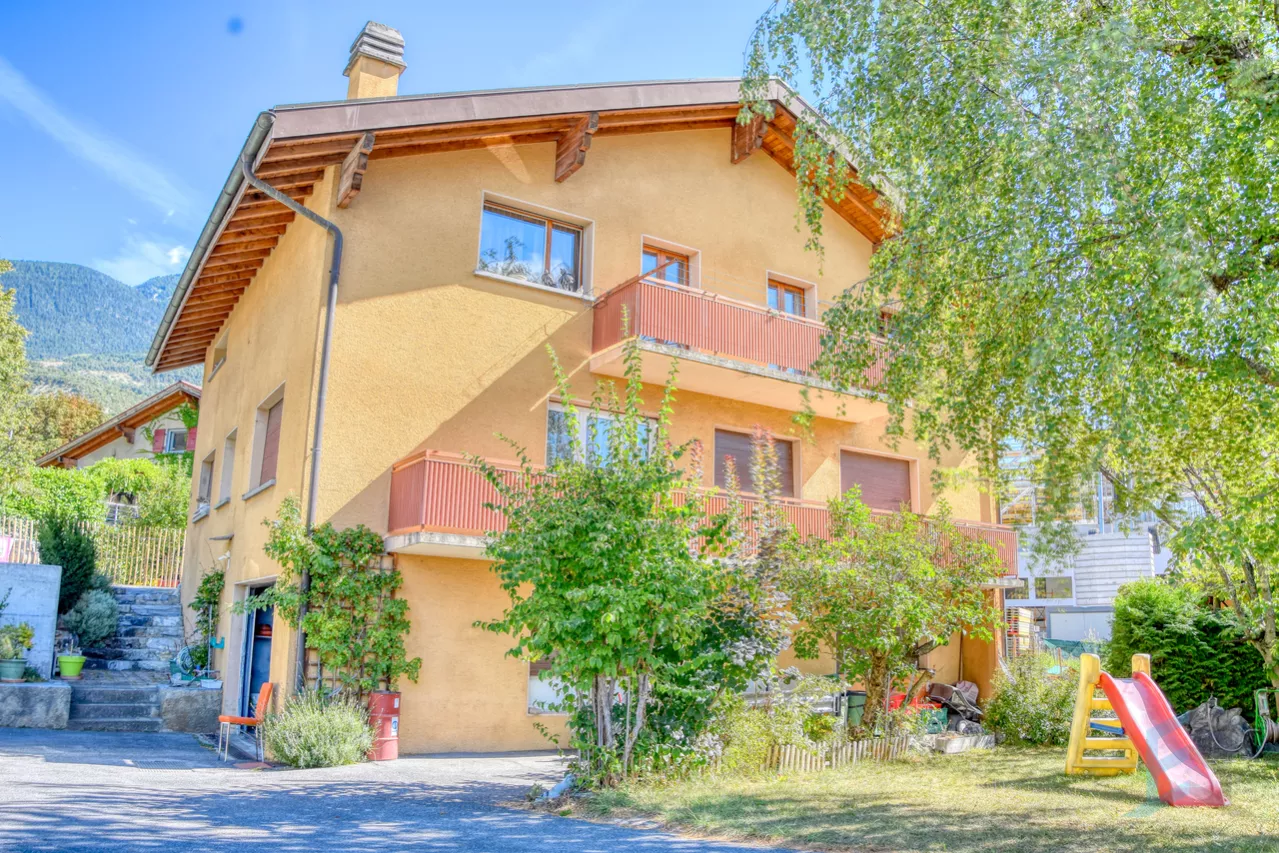 EXCLUSIVITE Bâtiment de 2 appartements de 4 ½ p. au centre du village