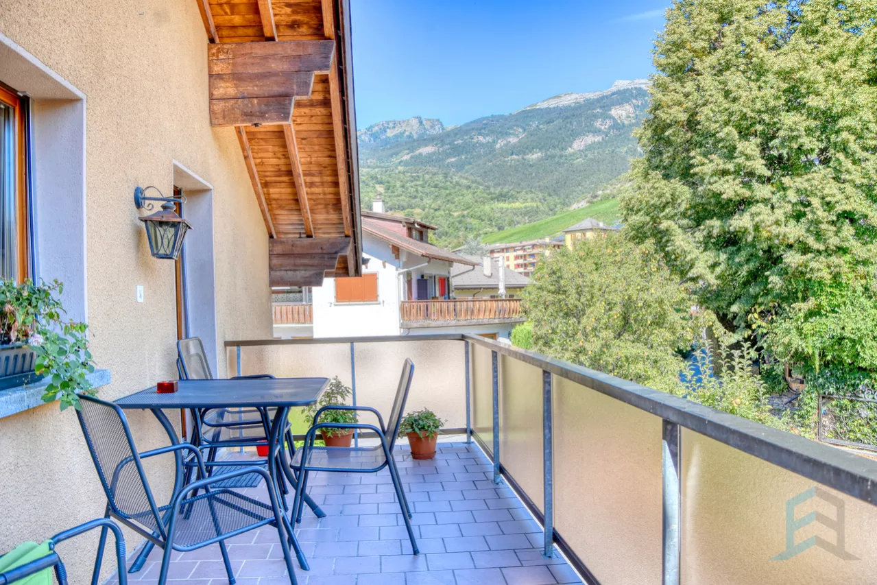 EXCLUSIVITE Bâtiment de 2 appartements de 4 ½ p. au centre du village