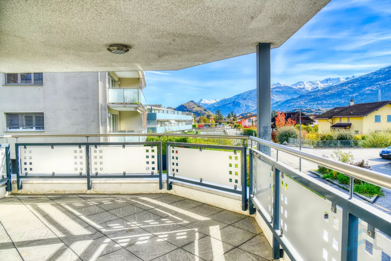 EXCLUSIF Appartement de 2 ½ pièces avec grande terrasse au 1er étage